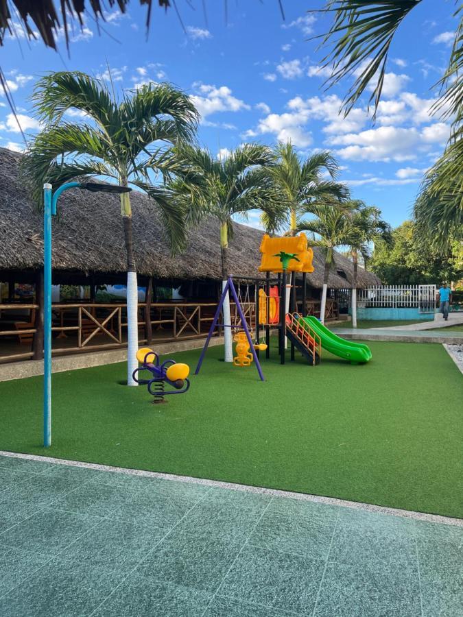 Hotel Campestre El Cisne バランキージャ エクステリア 写真