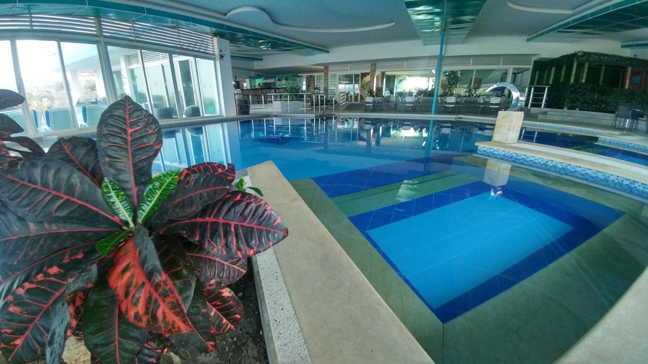 Hotel Campestre El Cisne バランキージャ エクステリア 写真